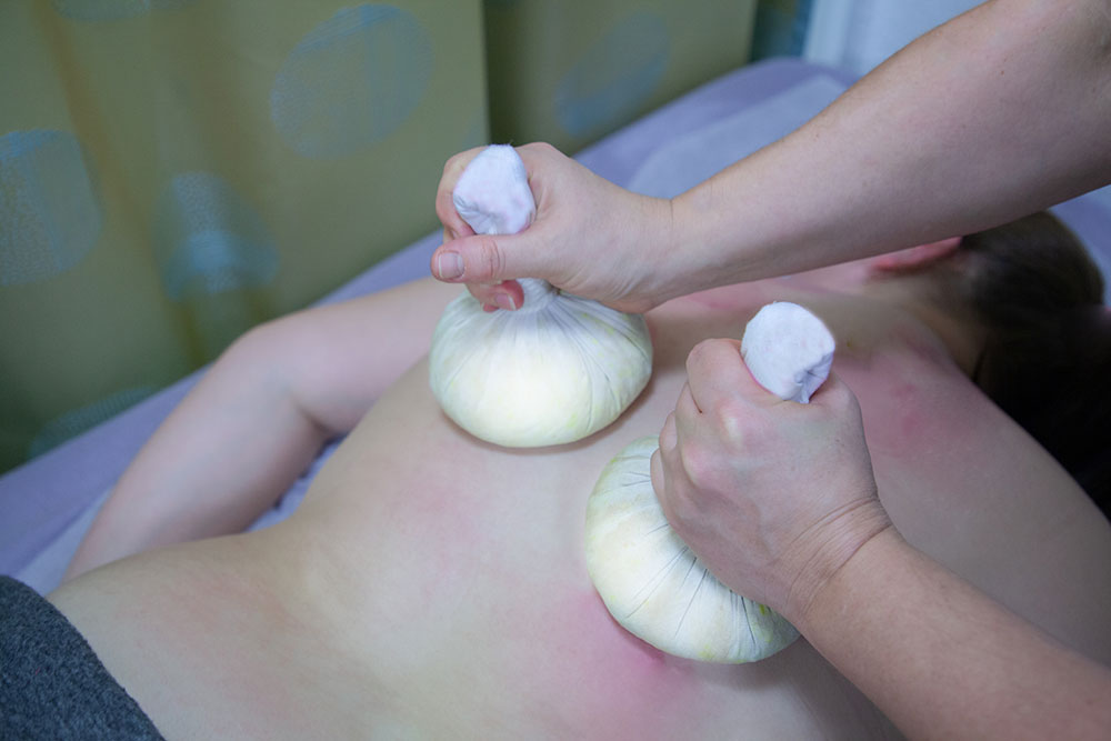 Hausarzt Arnsberg - Stoll - Leistungen - Massage mit Kräuterbeuteln